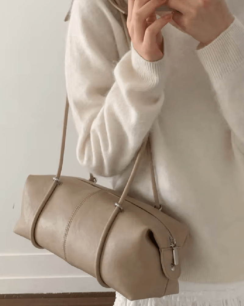 Ada Pillow Boston Bag in beige – styled look