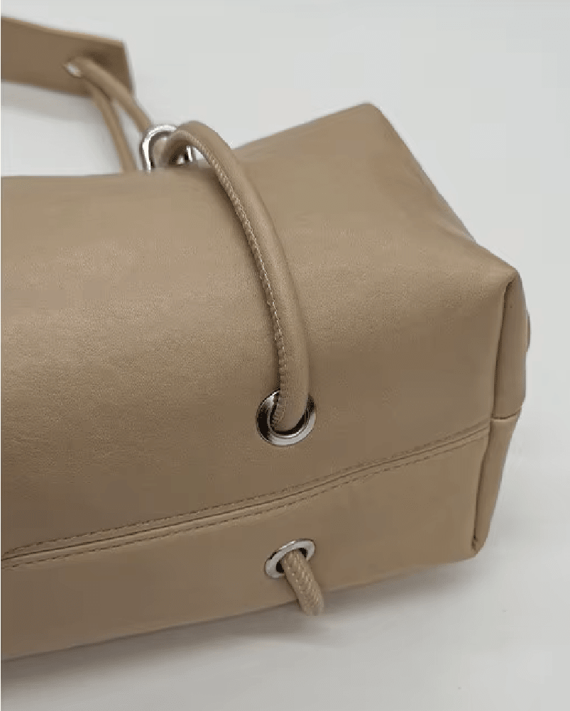 Ada Pillow Boston Bag in beige – detail