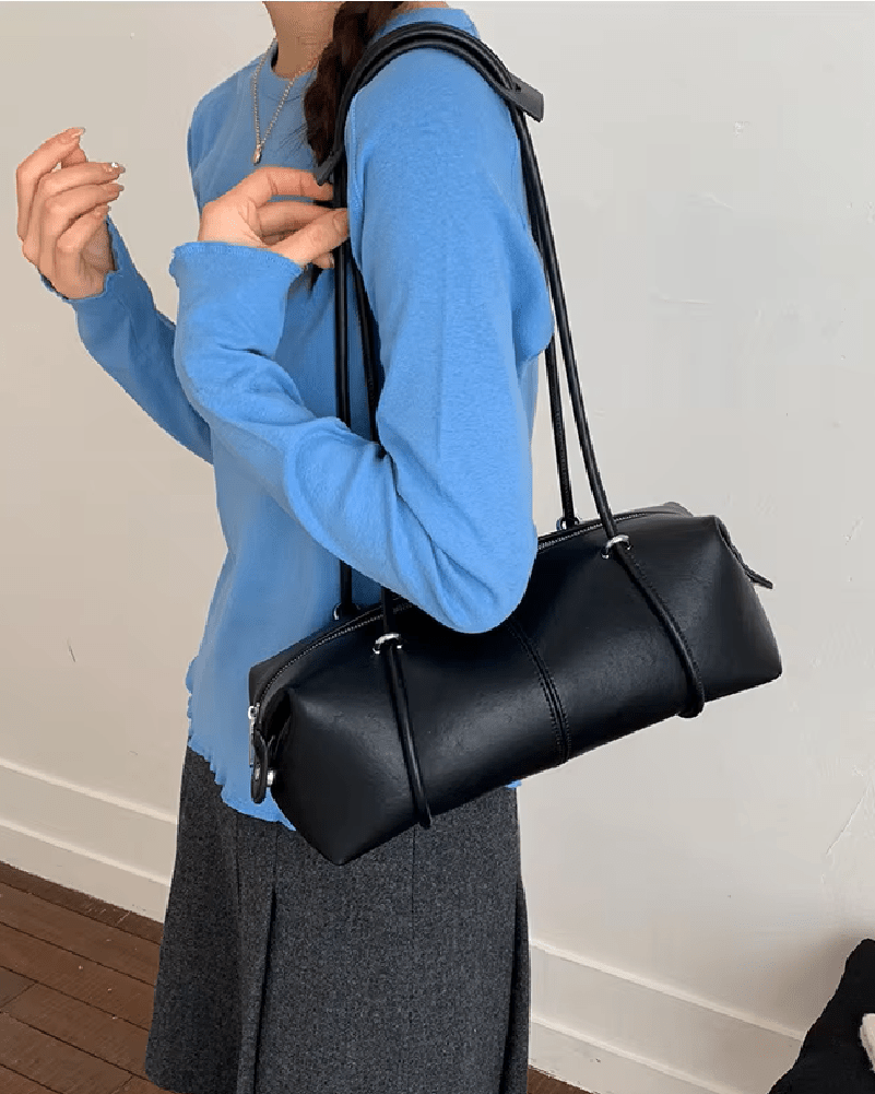 Ada Pillow Boston Bag in black – styled look