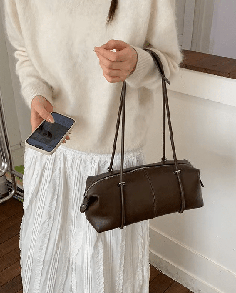 Ada Pillow Boston Bag in coffee – styled look