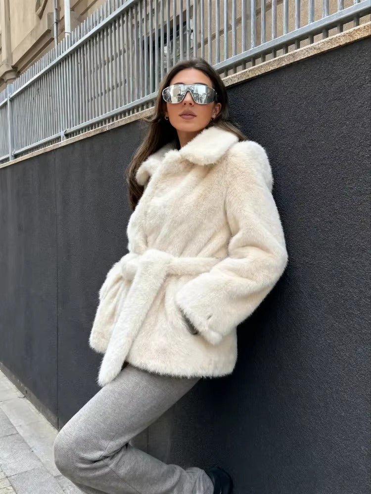 Cappotto in finta pelliccia con cintura Aellinne