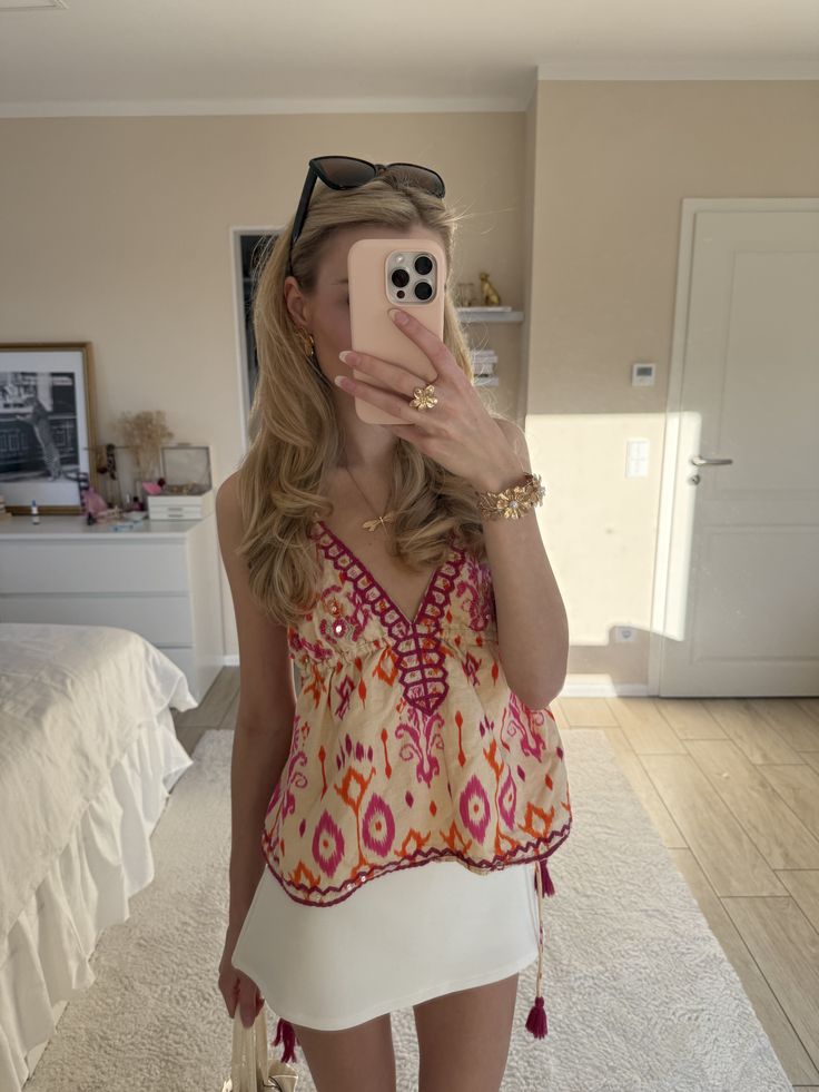 Top Agrafena con lacci, nappe e ricami in stile boho