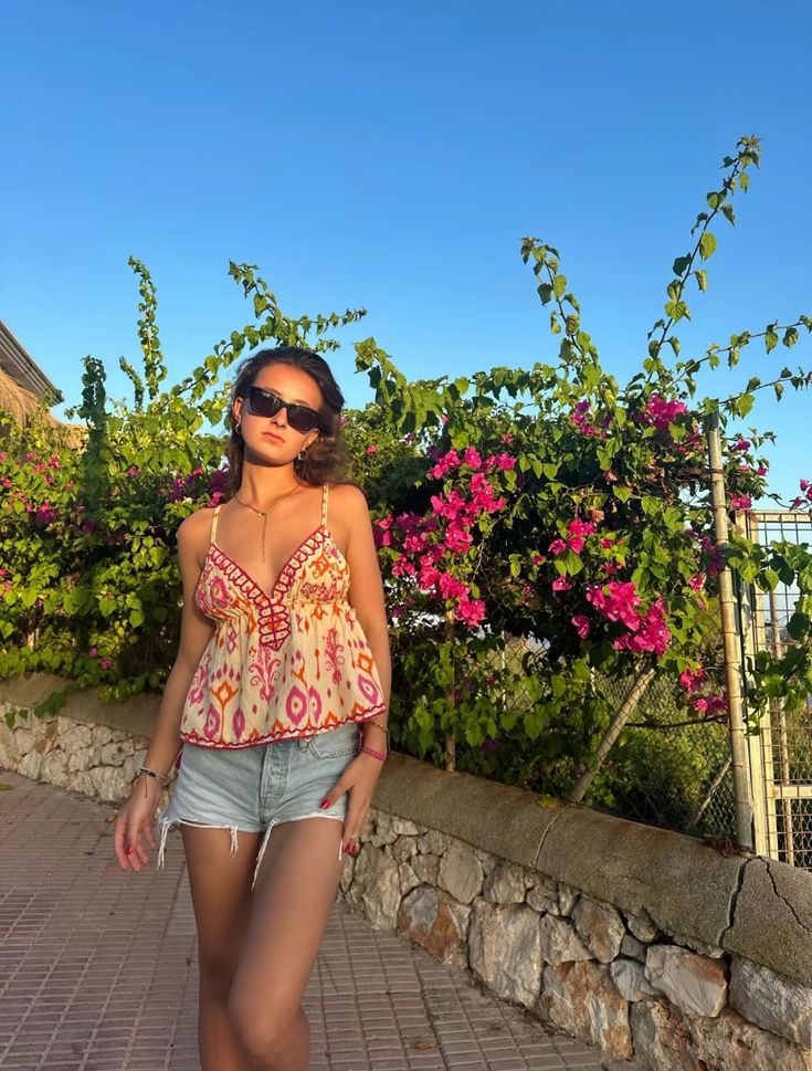 Top Agrafena con lacci, nappe e ricami in stile boho