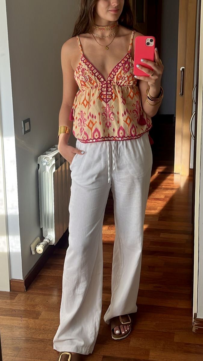 Top Agrafena con lacci, nappe e ricami in stile boho