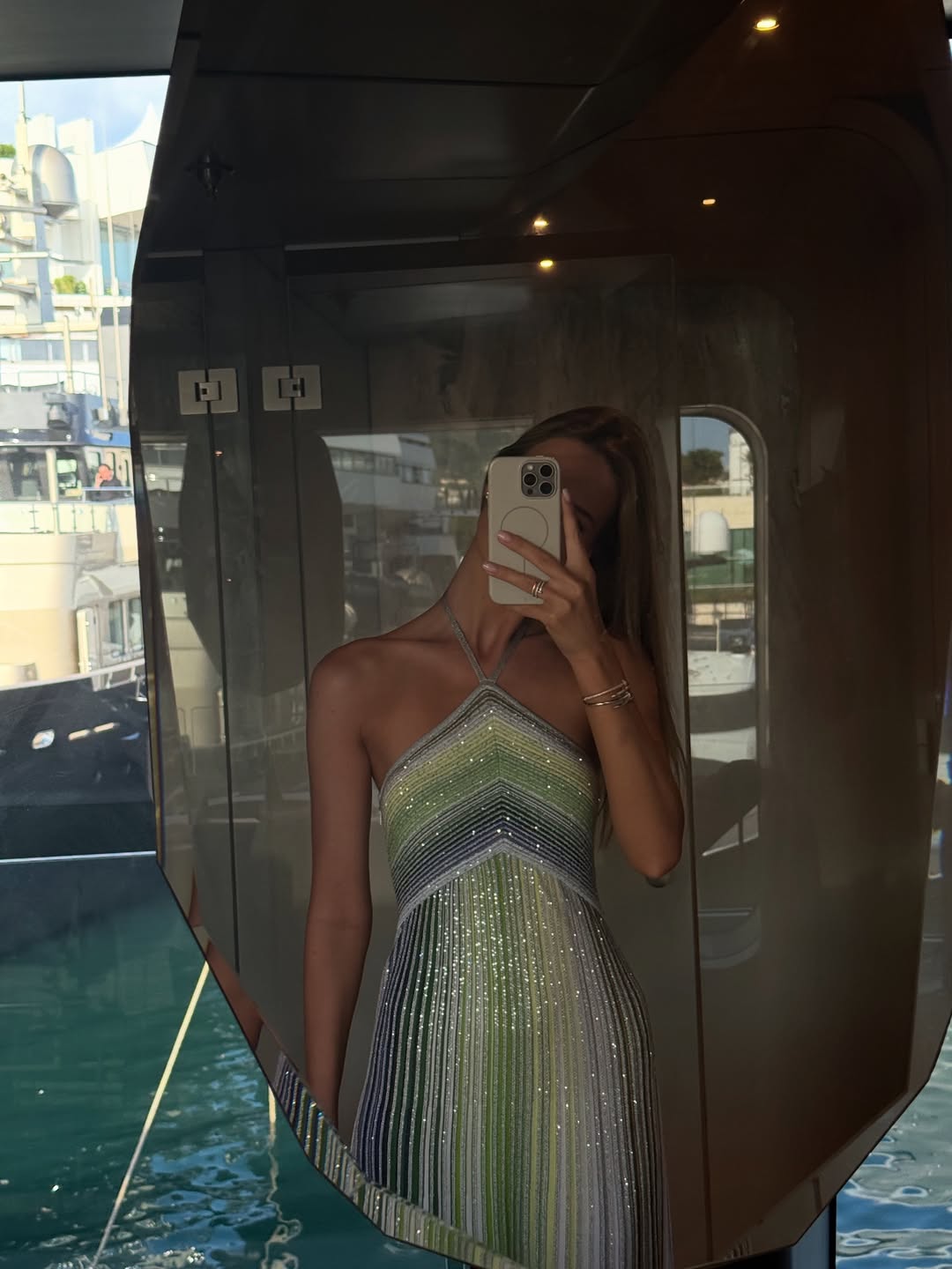 Abito lungo a righe con paillettes e collo all'americana Ailis