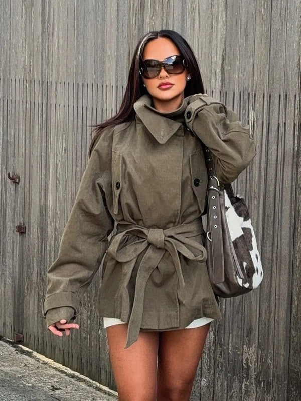 Cappotto con collo alto e allacciatura Alya