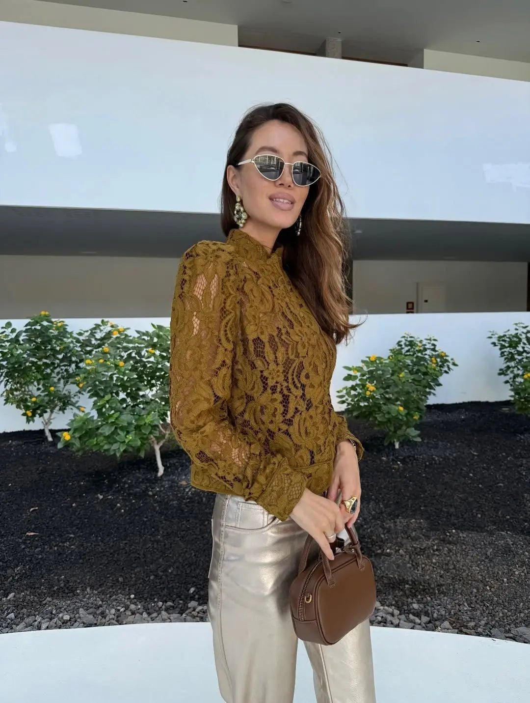 Blusa trasparente in pizzo Azzurra