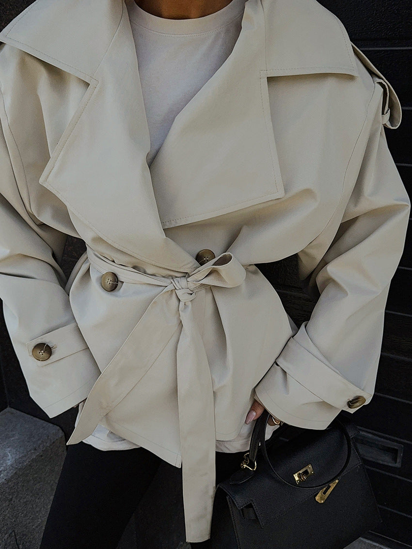 Trench corto con cintura Hollis