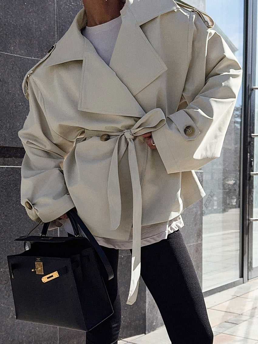 Trench corto con cintura Hollis