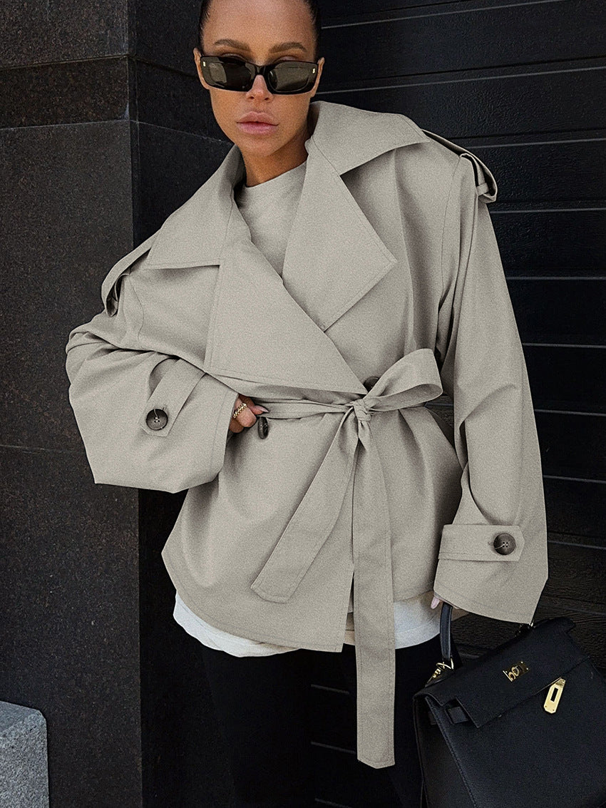 Trench corto con cintura Hollis