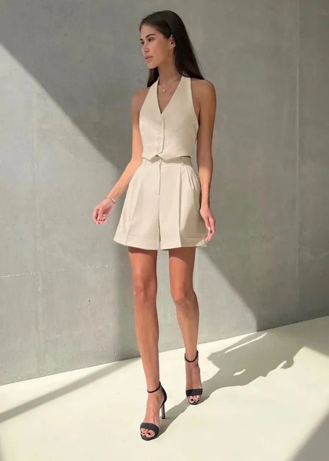 Completo Bianca sartoriale con gilet all'americana e shorts