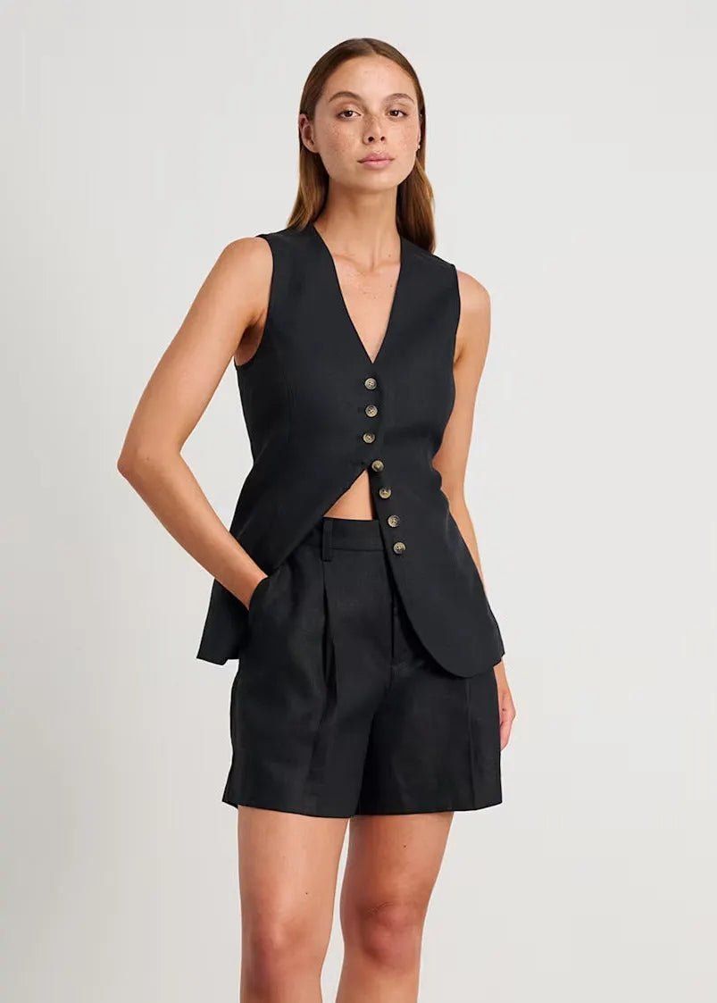 Completo Bianca sartoriale con gilet e shorts