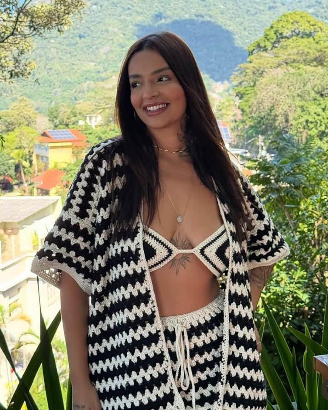 Completo bikini in maglia a blocchi di colore con cappotto Bree