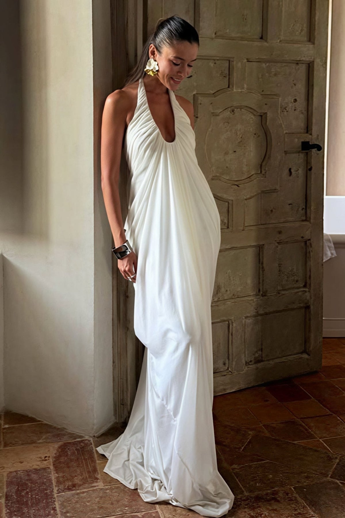 Abito lungo in tulle con volant e scollo all'americana Calliope