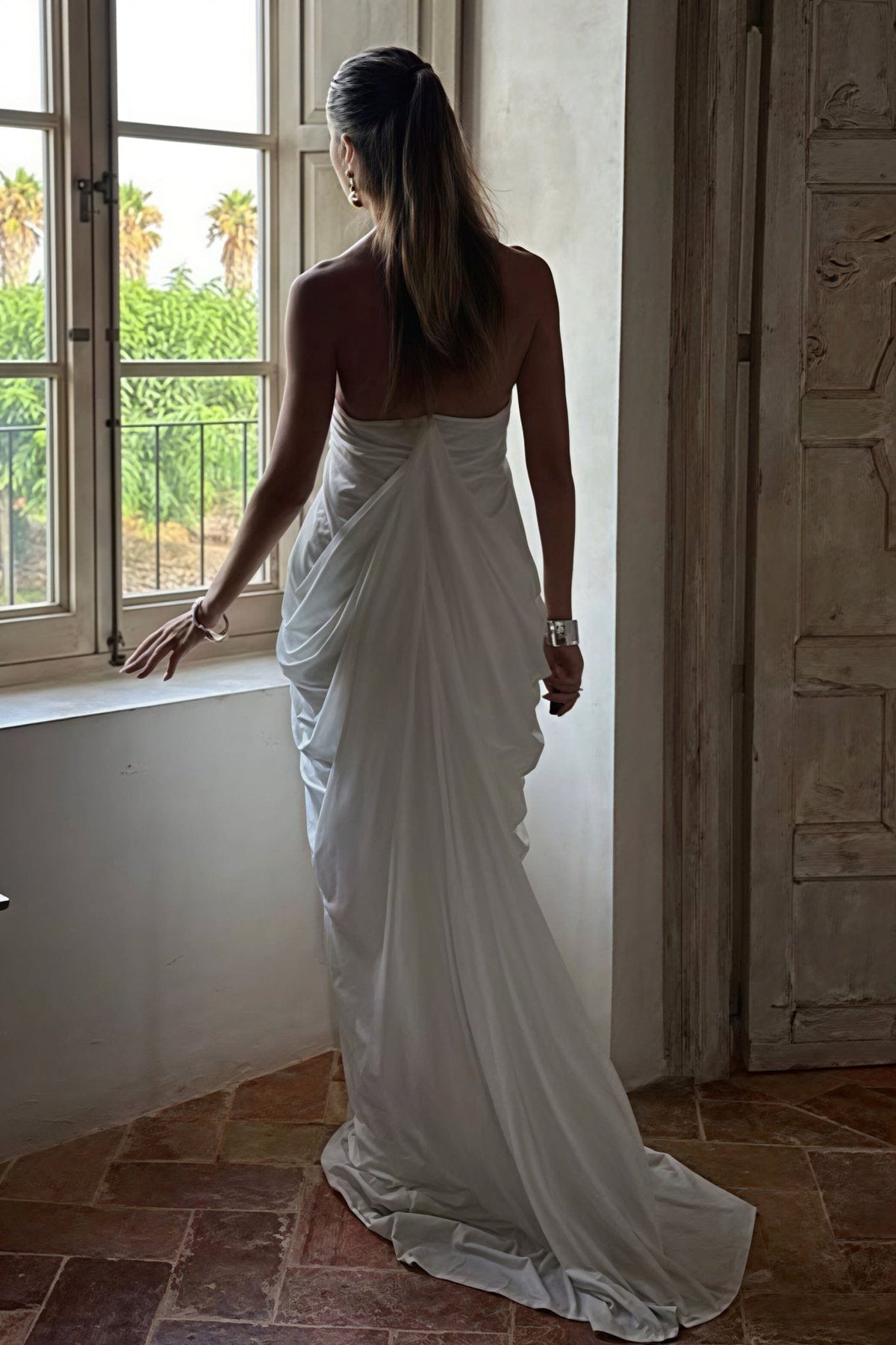 Abito lungo in tulle con volant e scollo all'americana Calliope