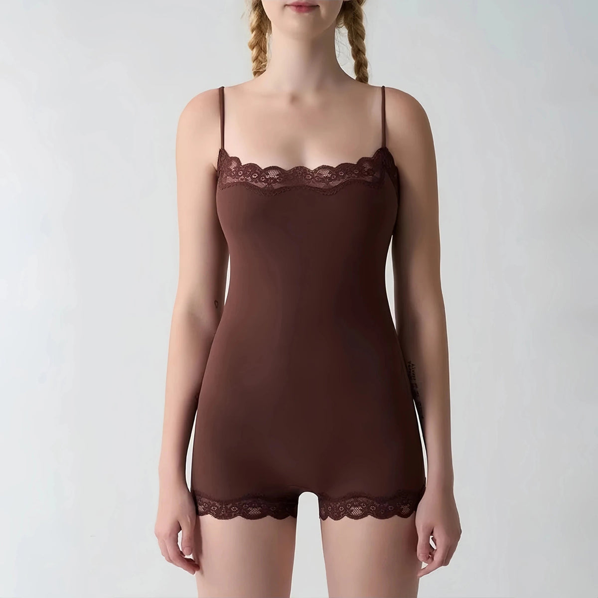 Tuta con spalline e bordo in pizzo Camille