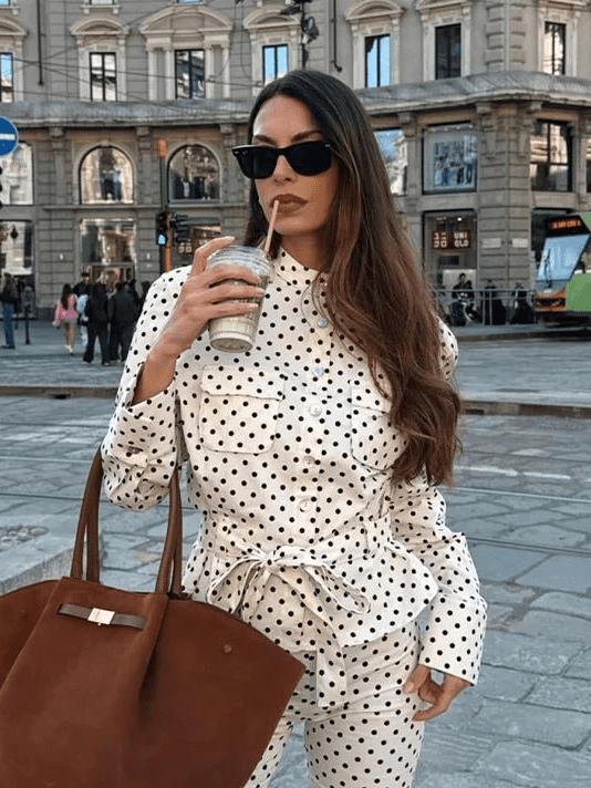 Completo Cherry con giacca a pois e pantaloni capri
