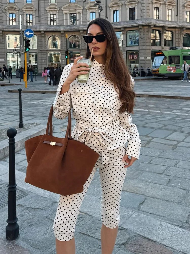 Completo Cherry con giacca a pois e pantaloni capri