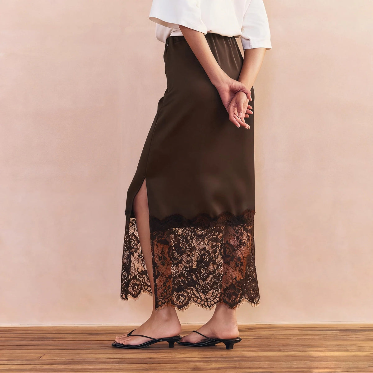 Gonna lunga in raso Cheska con bordo in pizzo e spacco