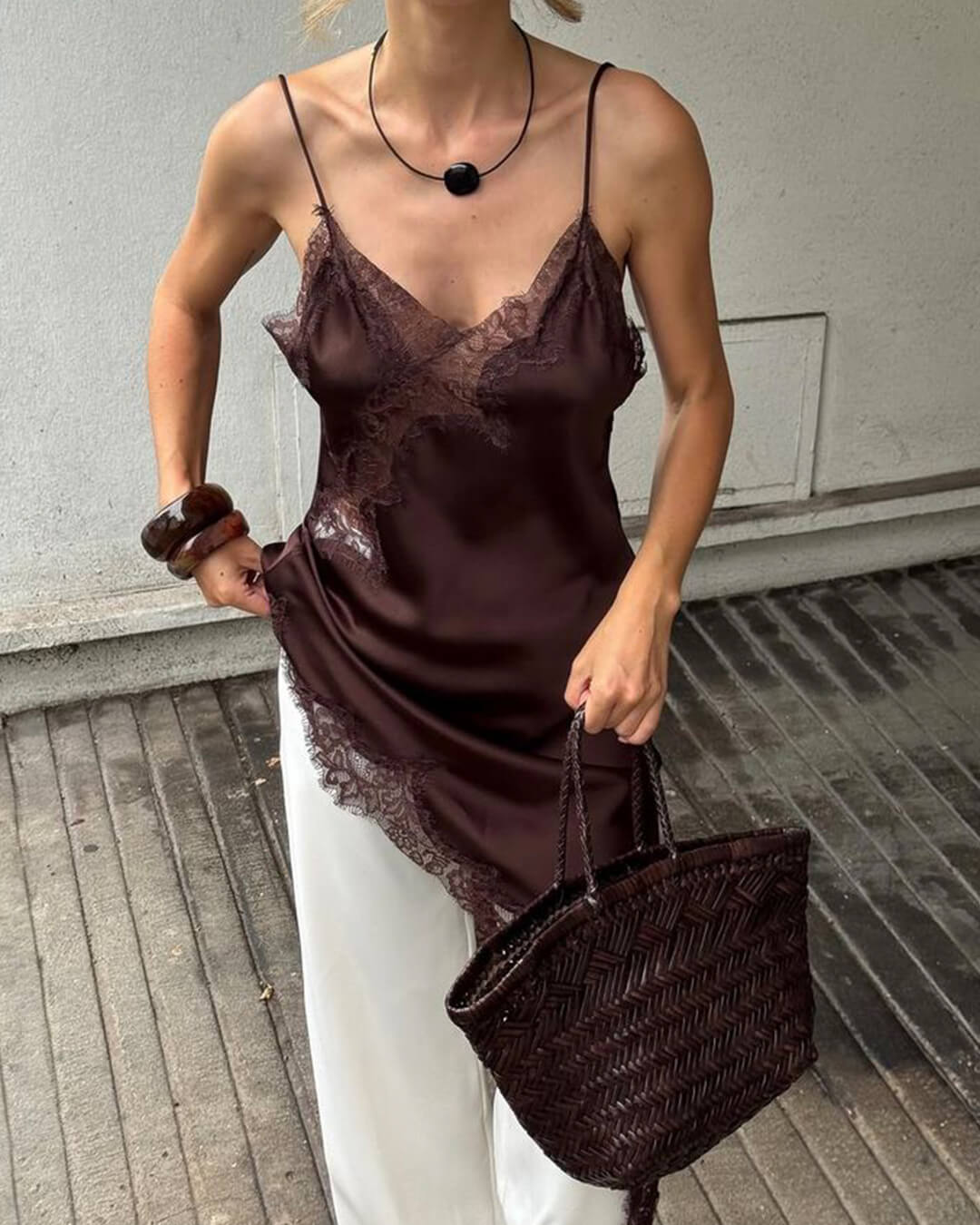 Abito midi Chiara in raso asimmetrico con pizzo
