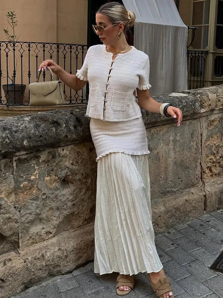 Completo Claudia con canottiera in maglia e gonna plissettata