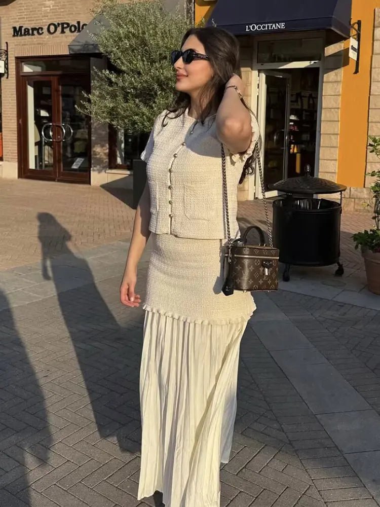 Completo Claudia con canottiera in maglia e gonna plissettata