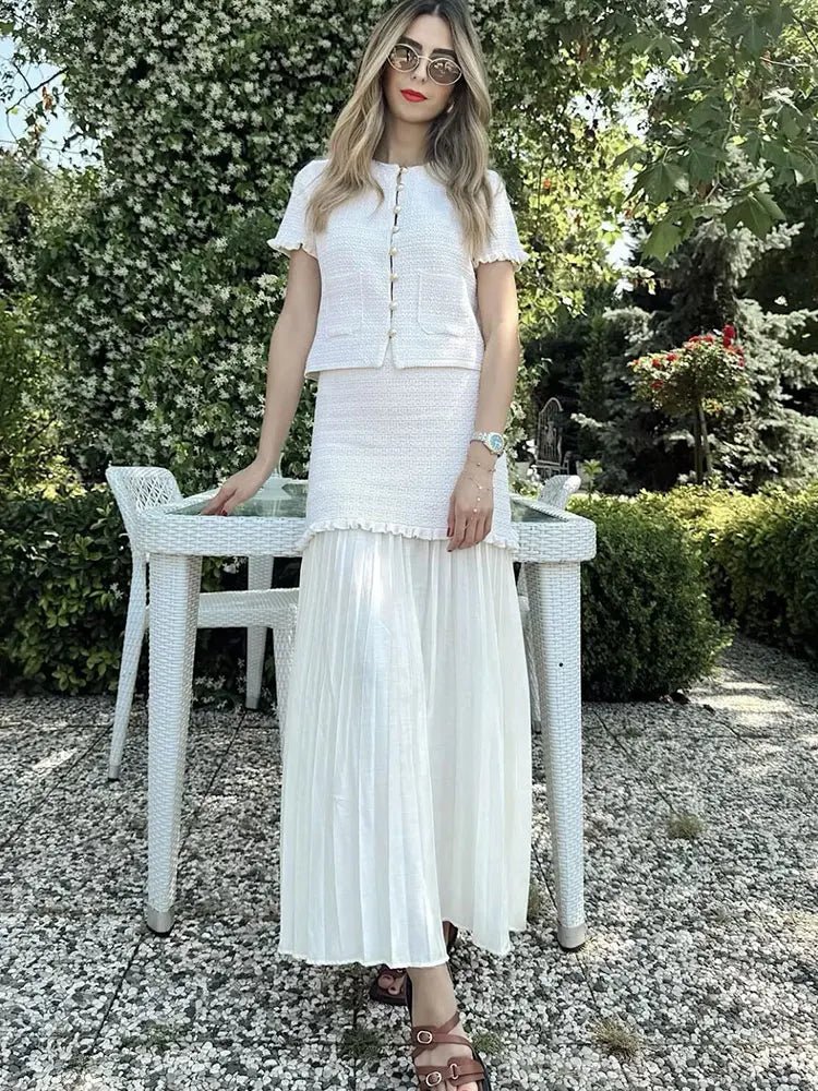 Completo Claudia con canottiera in maglia e gonna plissettata