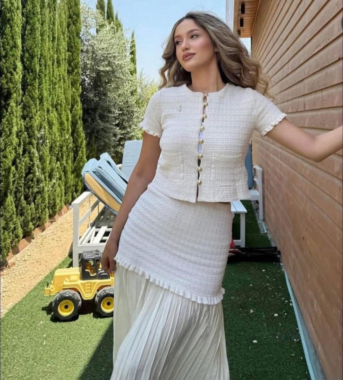 Completo Claudia con canottiera in maglia e gonna plissettata