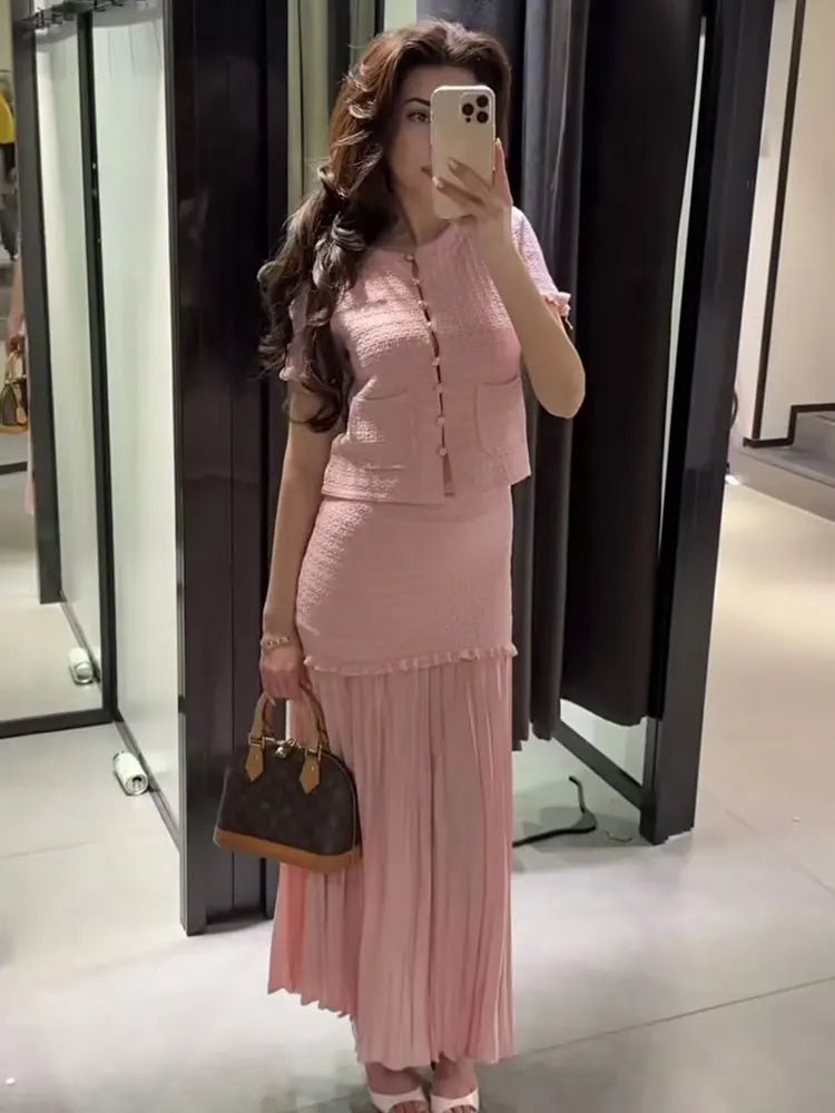 Completo Claudia con canottiera in maglia e gonna plissettata
