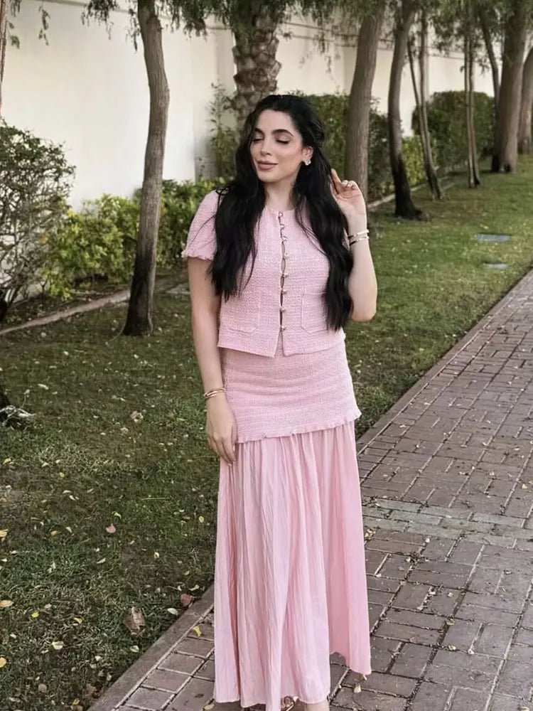 Completo Claudia con canottiera in maglia e gonna plissettata