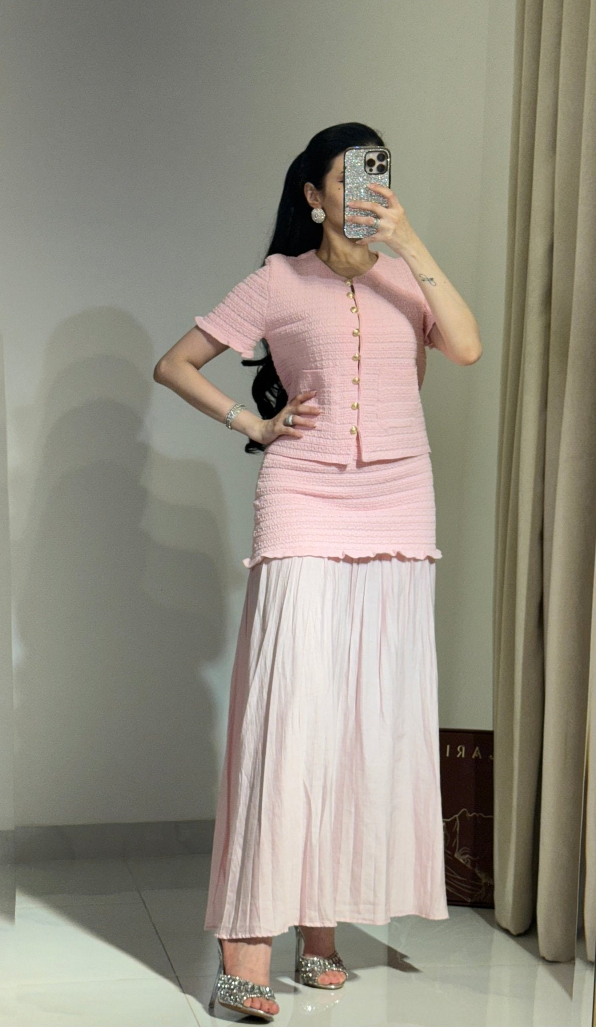 Completo Claudia con canottiera in maglia e gonna plissettata