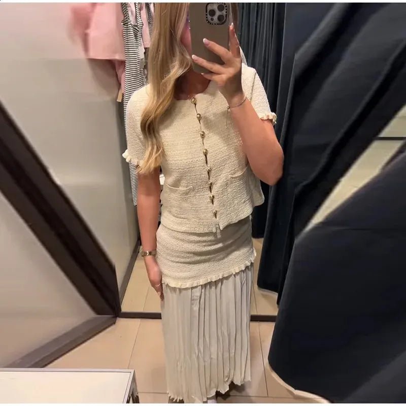 Completo Claudia con canottiera in maglia e gonna plissettata