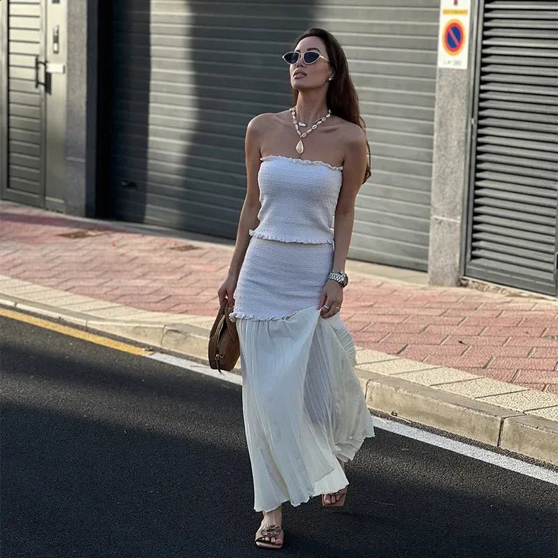 Completo Claudia con canottiera in maglia e gonna plissettata