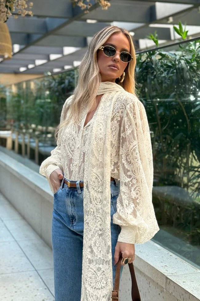 Blusa Dunja in pizzo trasparente con laccetto