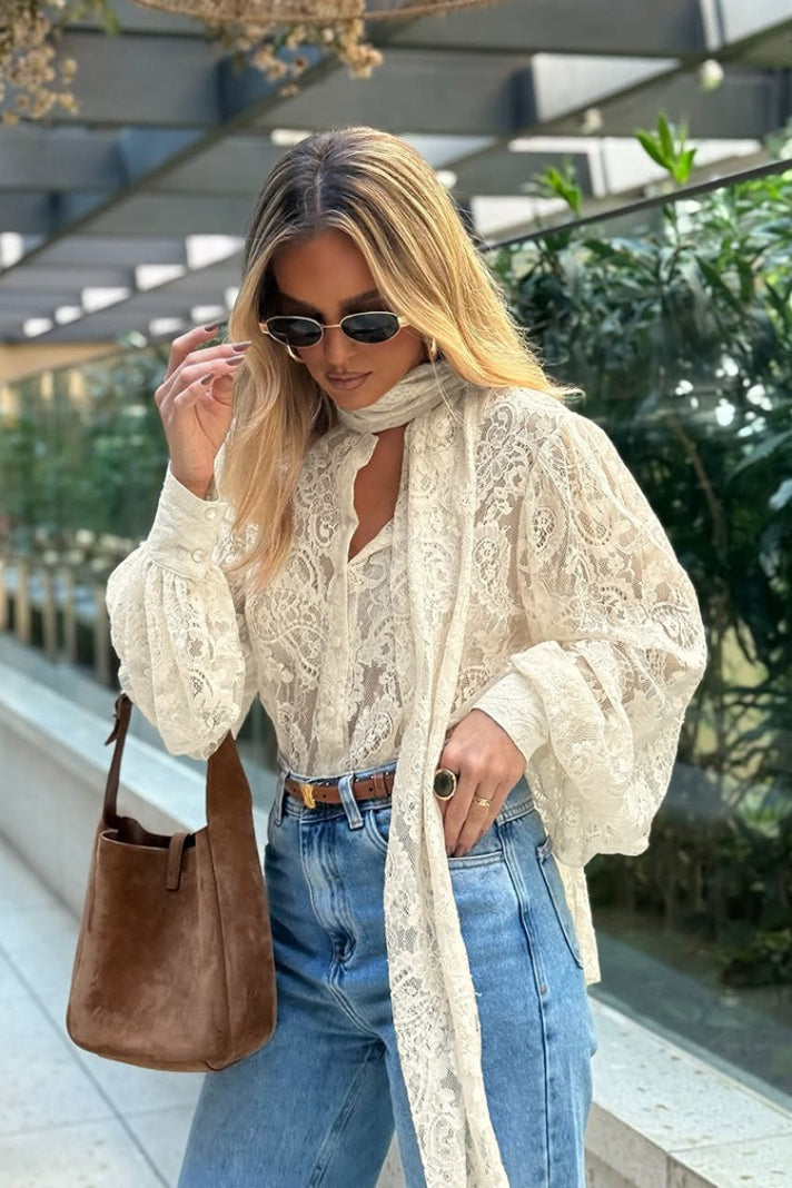 Blusa Dunja in pizzo trasparente con laccetto