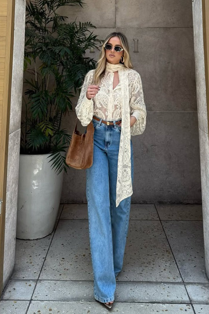 Blusa Dunja in pizzo trasparente con laccetto