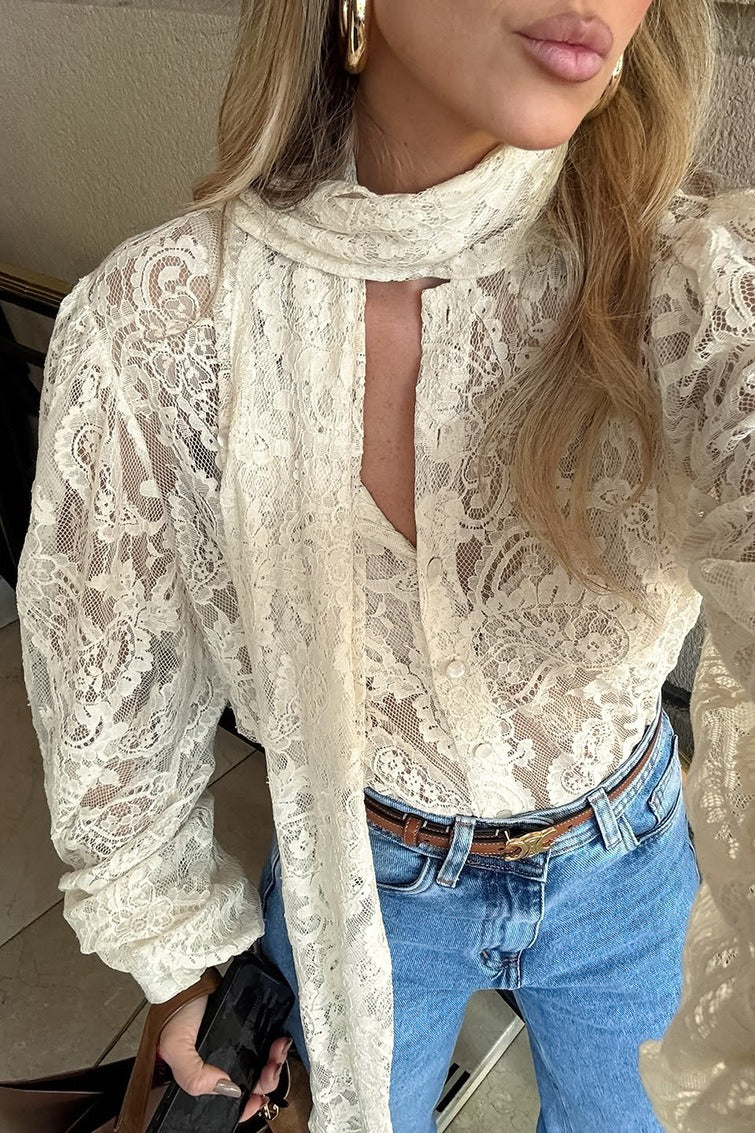 Blusa Dunja in pizzo trasparente con laccetto