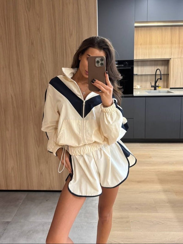 Completo Ellen antivento con motivo chevron e pantaloncini