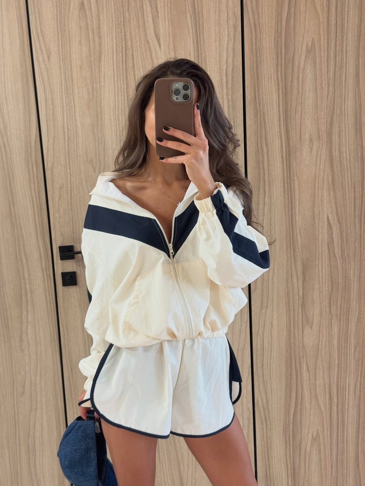 Completo Ellen antivento con motivo chevron e pantaloncini