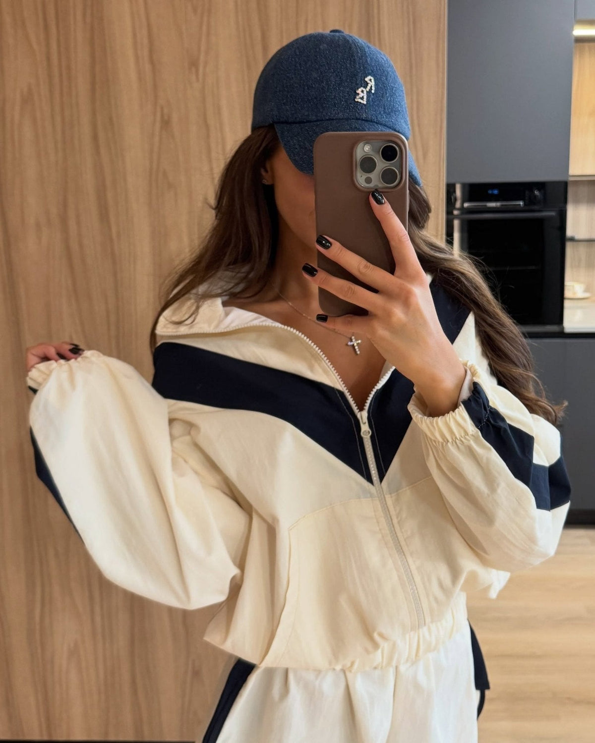 Completo Ellen antivento con motivo chevron e pantaloncini