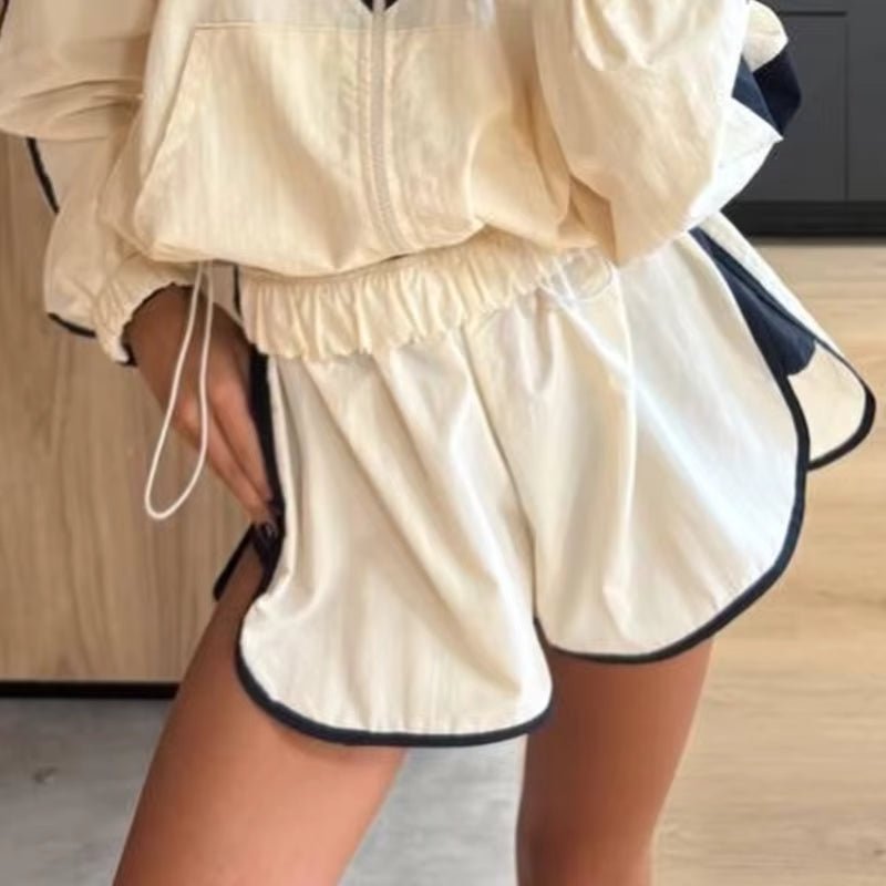Completo Ellen antivento con motivo chevron e pantaloncini