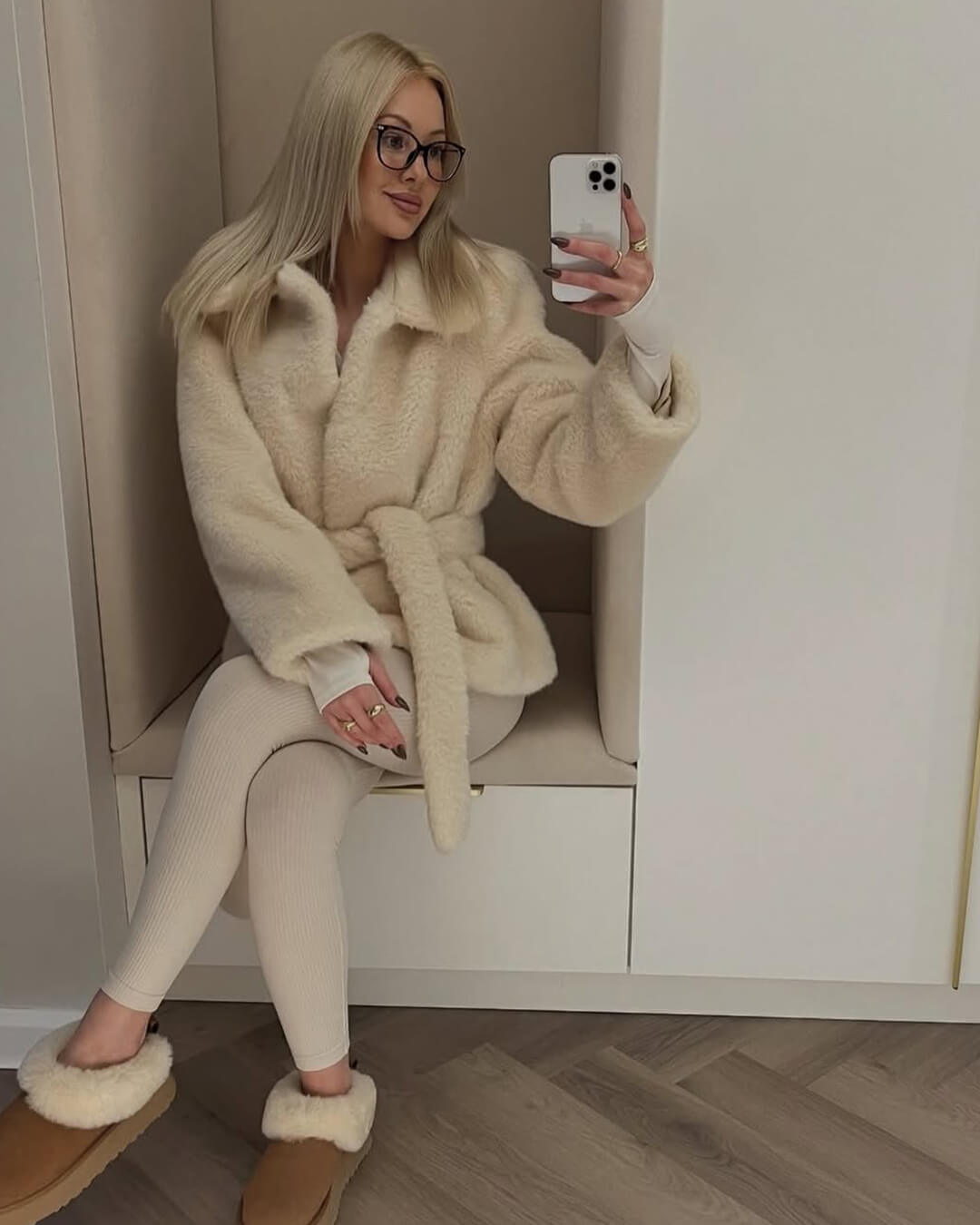 Cappotto Farrah in pelliccia sintetica con cintura