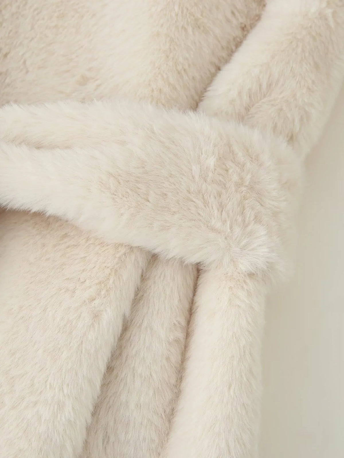 Cappotto Farrah in pelliccia sintetica con cintura