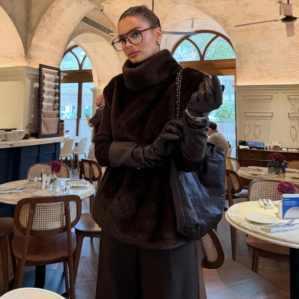 Top corto a collo alto in ecopelliccia