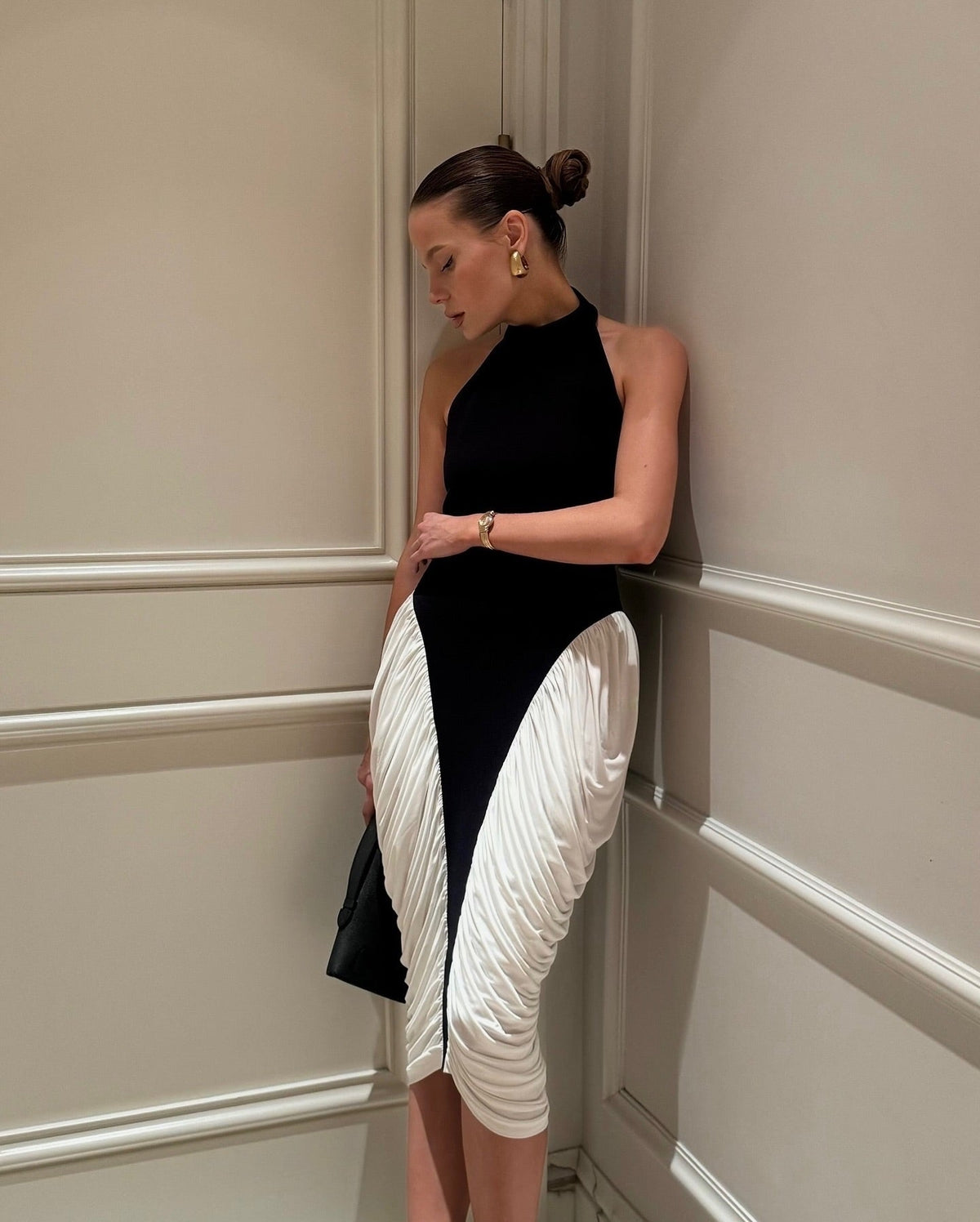 Abito midi Francesca plissettato con collo alto e schiena scoperta