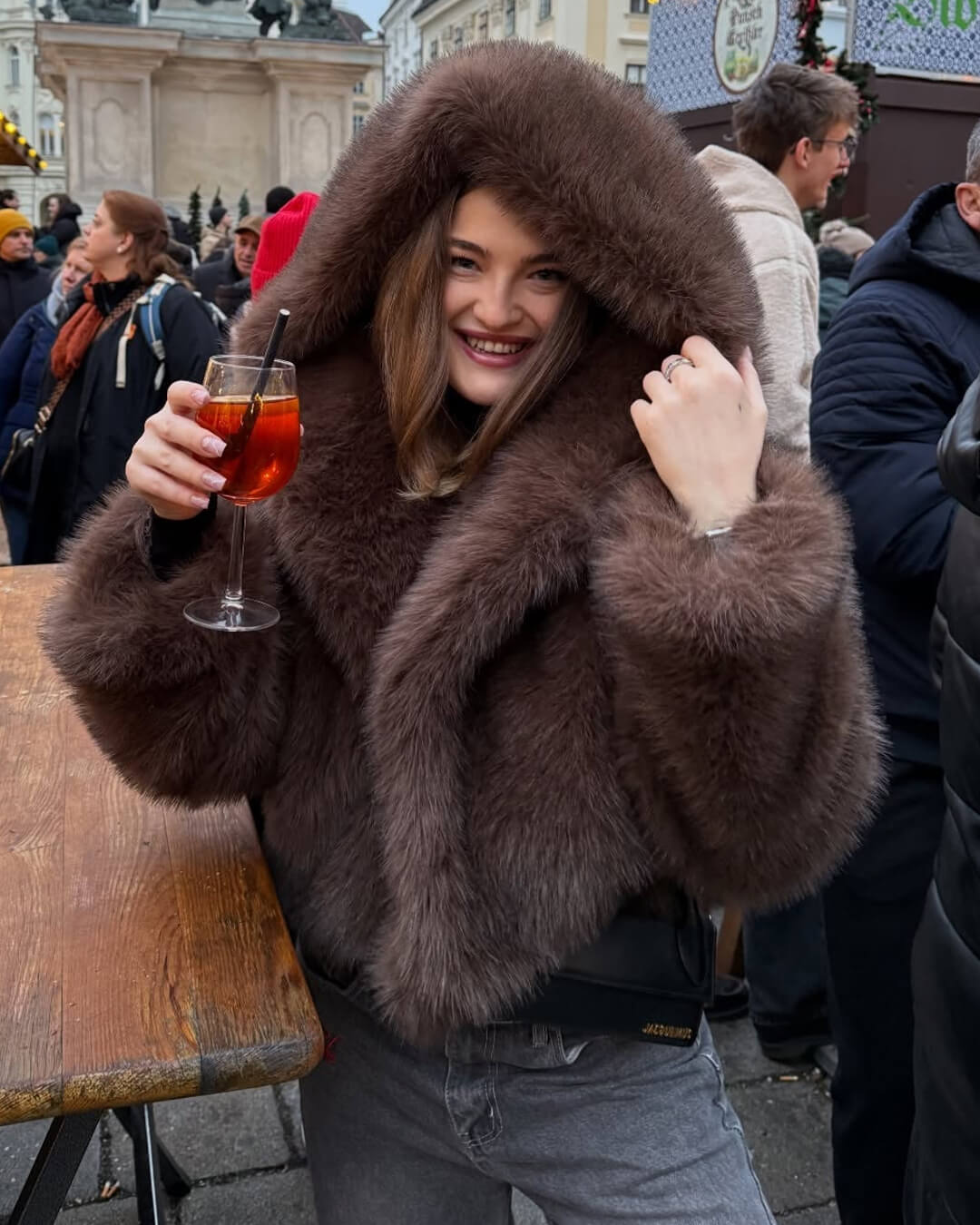 Cappotto corto con cappuccio in pelliccia sintetica Ivy