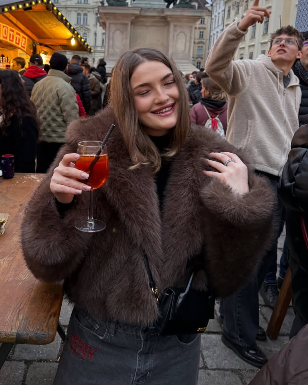 Cappotto corto con cappuccio in pelliccia sintetica Ivy