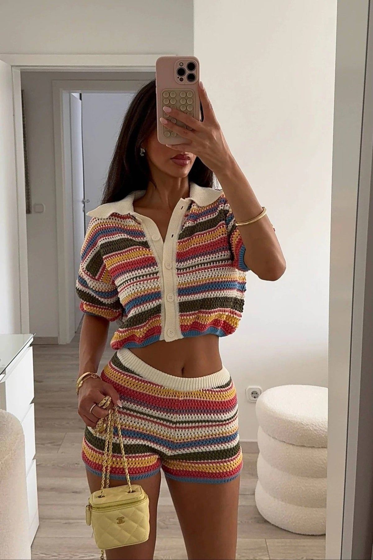 Completo con maglione corto all’uncinetto e shorts Jasmin