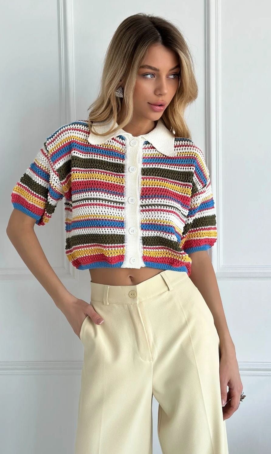 Completo con maglione corto all’uncinetto e shorts Jasmin