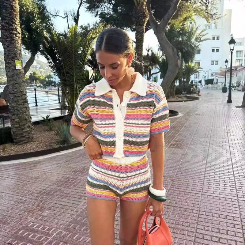 Completo con maglione corto all’uncinetto e shorts Jasmin